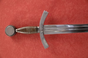 Espada Medieval pomo redondo en hierro y puno de cuero.1